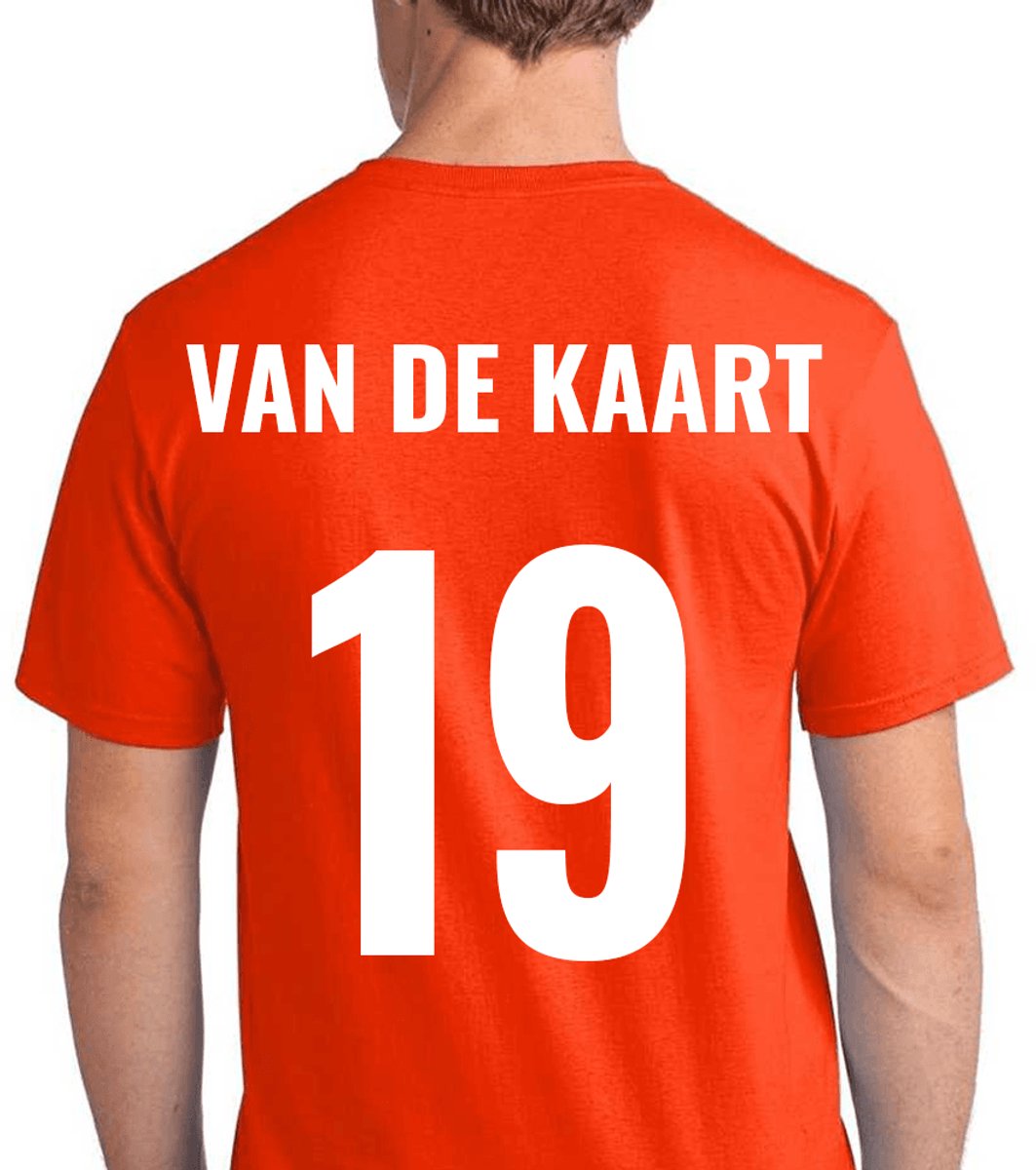 Oranje voetbal EK/WK-shirt met rugtekst Van de Kaart + NL Leeuw op borst (wit) | Maat L | Oranje Koningsdag shirt - Oranje EK/WK-shirt Dames en Heren- Grappig Oranje shirt | Incl. 2 jaar garantie